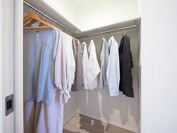 WICはお洋服をたくさん収納できるだけでなくハンガーにかけたまま保管できるため、シワも軽減されます。
