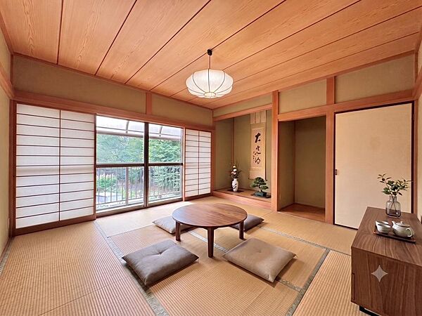 窓から心地よい風が入る和室。ゆったりと足をのばして寛げる空間です。※バーチャル加工を施しています。