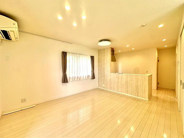 開放的な立地です。第一種低層住居専用地域内、落ち着いた住宅街の一画に位置しています。