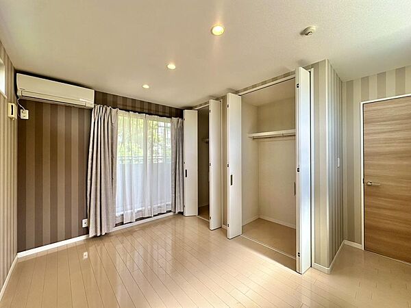 クローゼットが備え付けられているため、スペースを有効的に使えます。