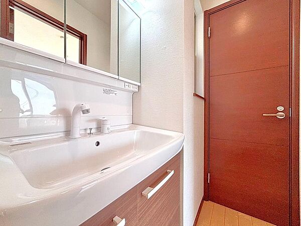 清潔感がある空間は、朝の身支度も気持ちよく行えそうです。