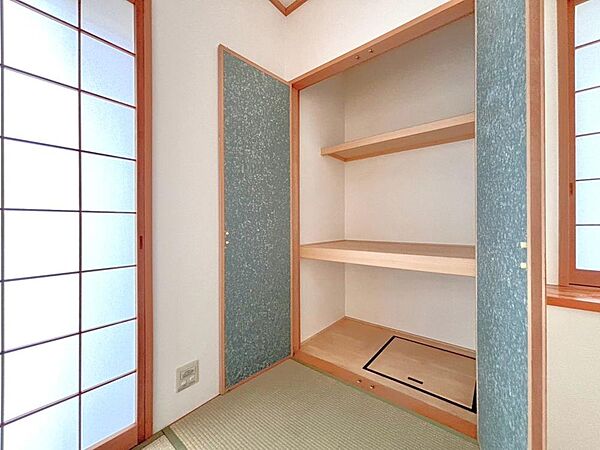 収納スペース付きで、生活感の出やすい場所もすっきり片付きそうです。