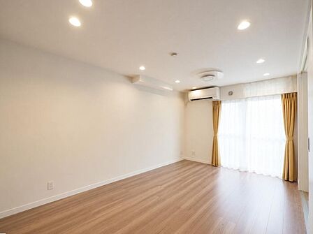 日中は陽光がたっぷり差し込みます。明るいLDKは家事も捗りそうです。※バーチャル加工を施しています。