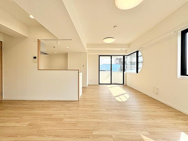 採光・通風に考慮されたLDKです。快適で居心地の良い、家族団らんのひと時をお過ごしいただけます。