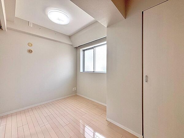 窓から自然光が差し込みます。プライベートな時間も心地よく過ごせそうです。