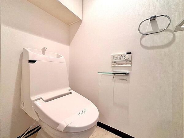 清潔感があるトイレです。仕様の詳細など、気になることはお気軽にお尋ねください。