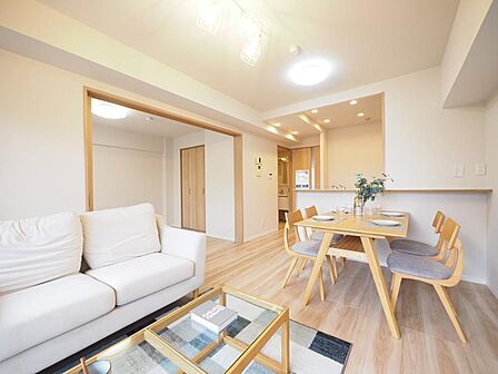 内装リフォーム実施済のきれいな住まいです。水回り設備も新調され、新生活を気持ち良くスタートできます。