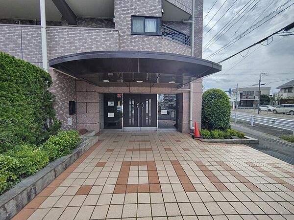 エントランスにカメラ付きのオートロックが設置されています。防犯面に配慮されたマンションです。