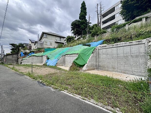 「前面道路含む現地写真」実際に建築可能な建物について、詳しくはお問い合わせください。また、ご希望の住まいについて、お聞かせください。