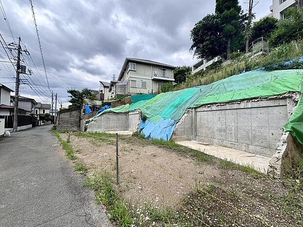 「現地土地写真」2階リビング、屋上バルコニー設計の建物プラン例が用意されています。ご要望に合わせた間取りをご提案できますので、まずはお問い合わせください。