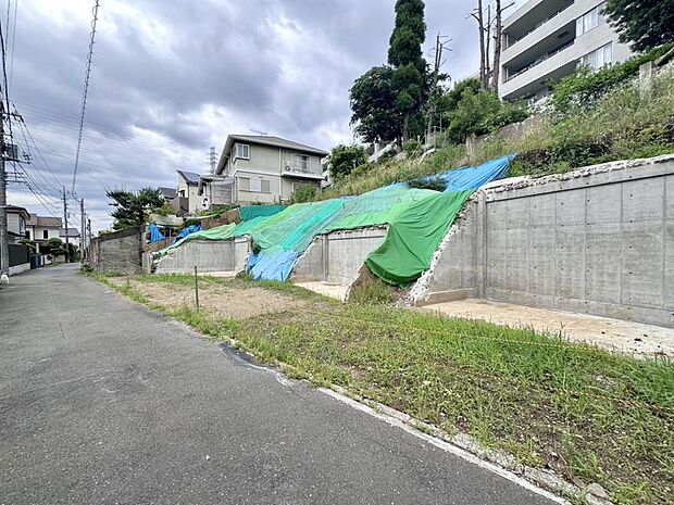 「前面道路含む現地写真」南側接道ですので、採光を確保しやすく、明るく開放的な住まいを実現できます。お気軽にご相談ください。