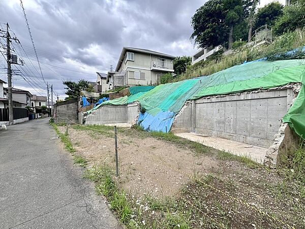 「前面道路含む現地写真」接道は、北側公道:現状幅員約5.02m、南側公道:現状幅員約4.07mです。現地にて、実際の陽当たりの状況や前面道路の交通量、周辺環境などをご確認くださいませ。