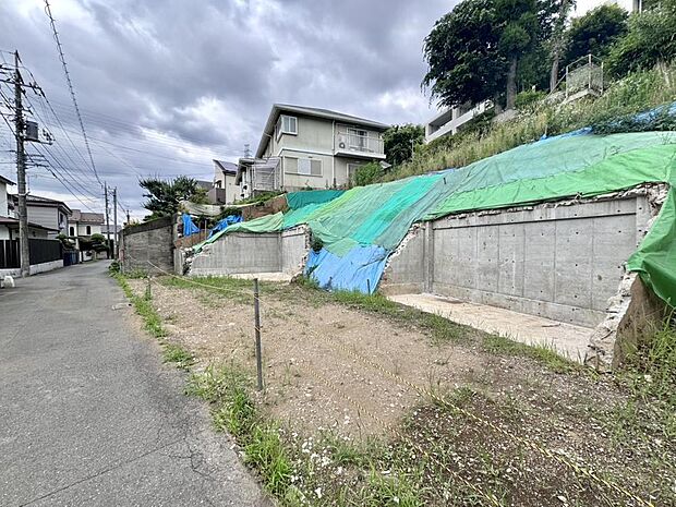 「前面道路含む現地写真」接道は、北側公道:現状幅員約5.02m、南側公道:現状幅員約4.07mです。現地にて、実際の陽当たりの状況や前面道路の交通量、周辺環境などをご確認くださいませ。