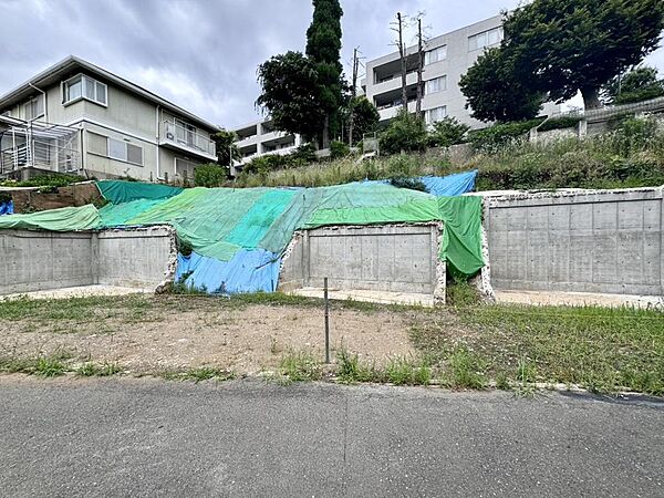 「前面道路含む現地写真」和光保育園まで徒歩11分、国立市立国立第三小学校まで徒歩10分。教育施設が身近に揃う、子育て世帯におすすめのロケーションです。