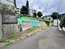 外観：「前面道路含む現地写真」周囲には既に建物がありますので、実際の状況を見ながら、陽当たりや窓の位置を考慮したプランニングが可能です。