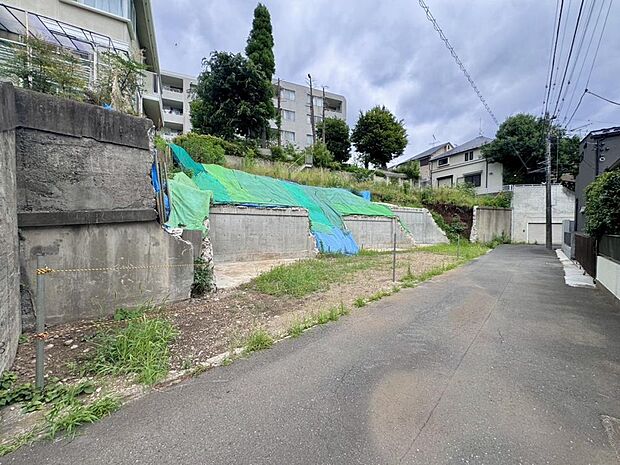 「前面道路含む現地写真」周囲には既に建物がありますので、実際の状況を見ながら、陽当たりや窓の位置を考慮したプランニングが可能です。