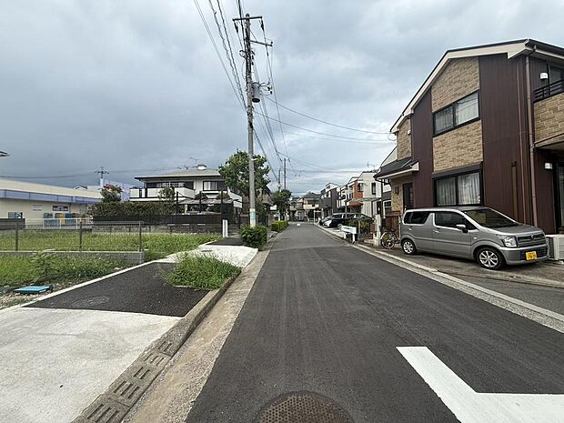 前面道路はアスファルト舗装されています。