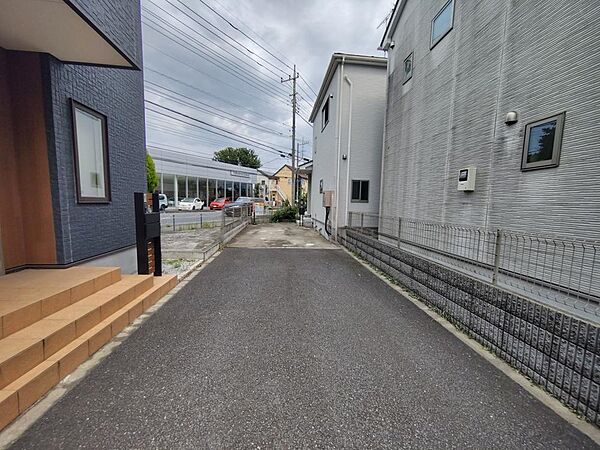 前面道路はアスファルト舗装されています。自転車の走行や、ベビーカーを押して外出する際も快適です。