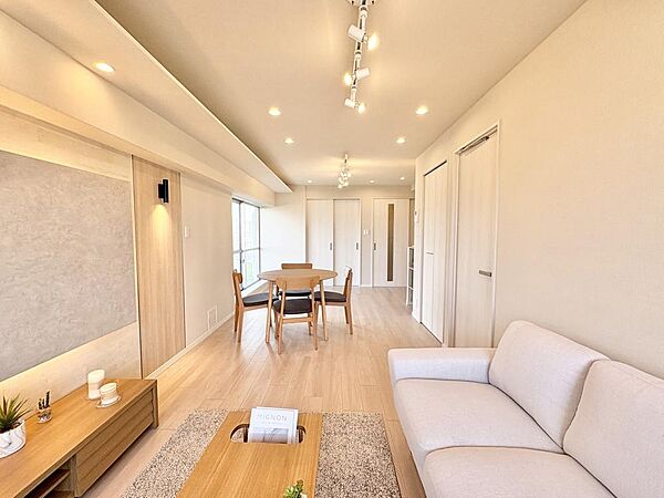 自然と笑顔が溢れるLDKです。お好きな小物や写真を飾り、お住まいづくりをお楽しみください。