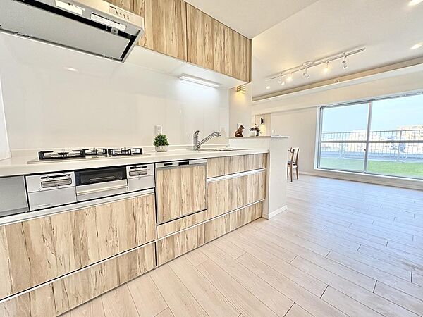 綺麗なキッチンは家事も捗りそうです。ぜひお子様と一緒に、お料理やお菓子作りを楽しんでください。