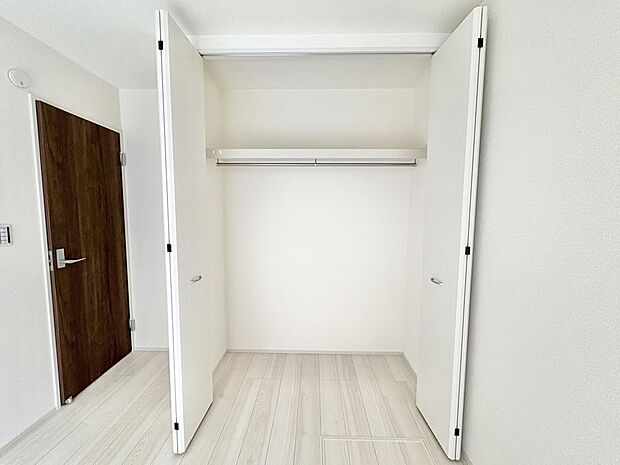 ハンガーパイプと棚が備わっています。収納家具を最小限に、居住空間を有効に使えます。