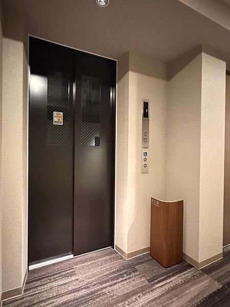重い荷物の持ち運びやベビーカーでの移動も、エレベーターがあるためスムーズです。