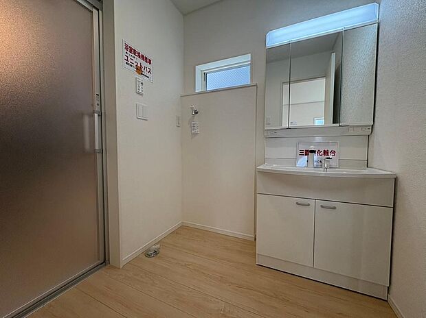 湿気が気になる洗面室には窓が設置されており、こまめな換気が可能です。優しい採光も注ぎます。