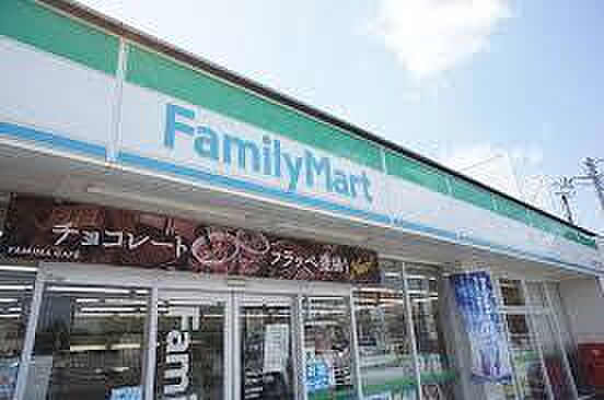 ファミリーマート宮沢町一丁目店まで約585m