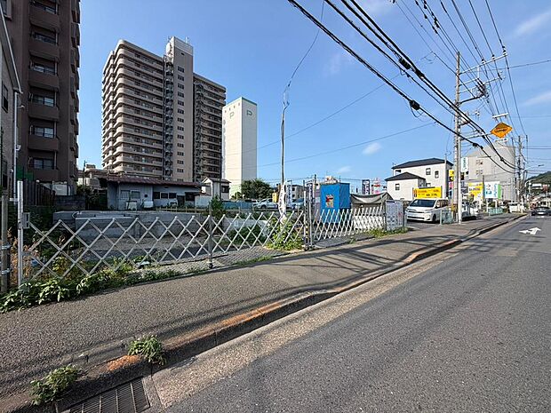 前面道路はアスファルト舗装されています。自転車の走行や、ベビーカーを押して外出する際も快適です。