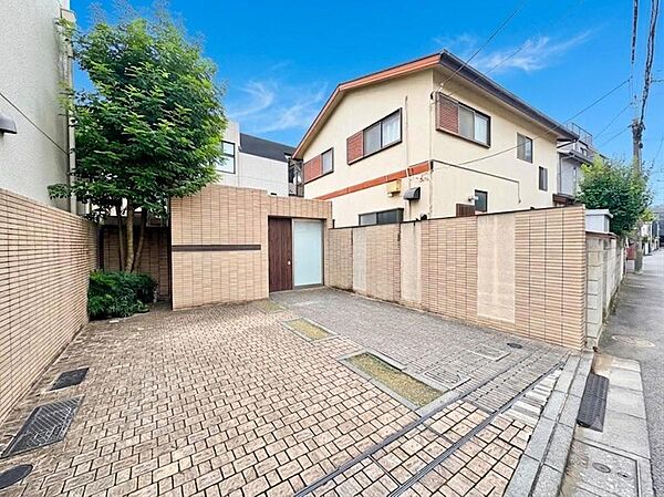 エントランスは、防犯性を高めるオートロックが採用されています。※バーチャル加工を施しています。