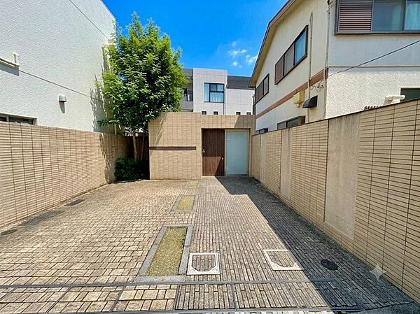 周辺の買い物施設、教育施設などの情報もご案内させていただきます。※バーチャル加工を施しています。