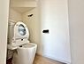 トイレ：トイレは快適にお使いいただける温水洗浄便座付き。1・2階に備えられています。