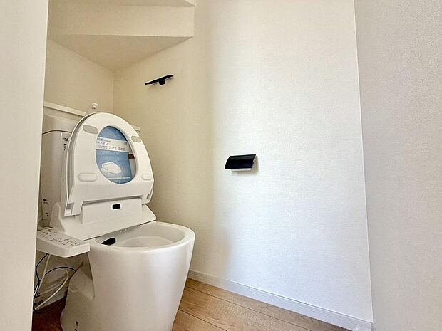 トイレは快適にお使いいただける温水洗浄便座付き。1・2階に備えられています。