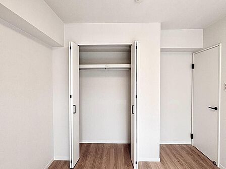 ハンガーパイプと棚が備わっています。収納家具を最小限に、居住空間を有効に使えます。