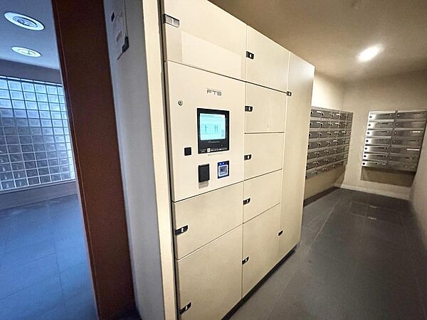 宅配ボックスが設置され、不在時も荷物の受け取りが可能です。