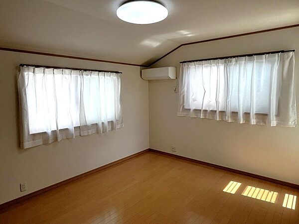 様々なテイストのインテリアと相性の良い、シンプルな内装です。お好みのお部屋作りが楽しめます。