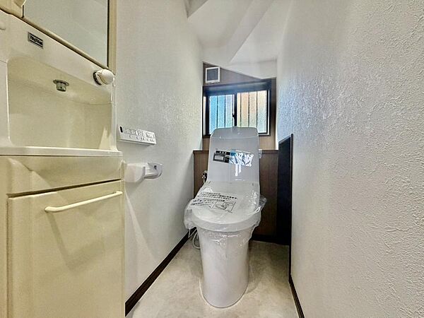 清潔感があるトイレです。仕様の詳細など、気になることはお気軽にお尋ねください。