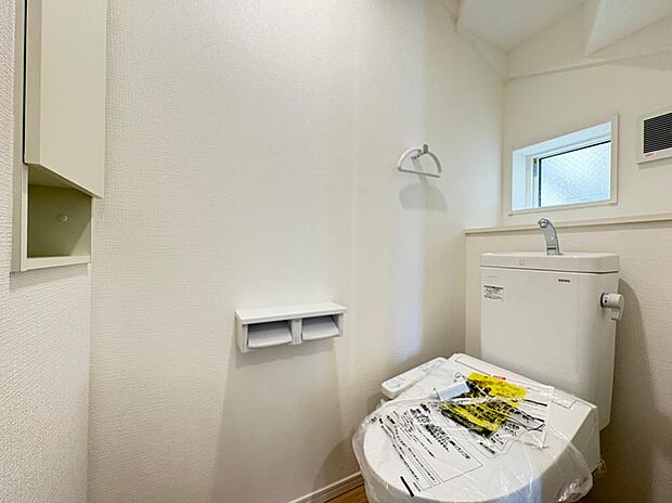 清潔感があるトイレです。仕様の詳細など、気になることはお気軽にお尋ねください。