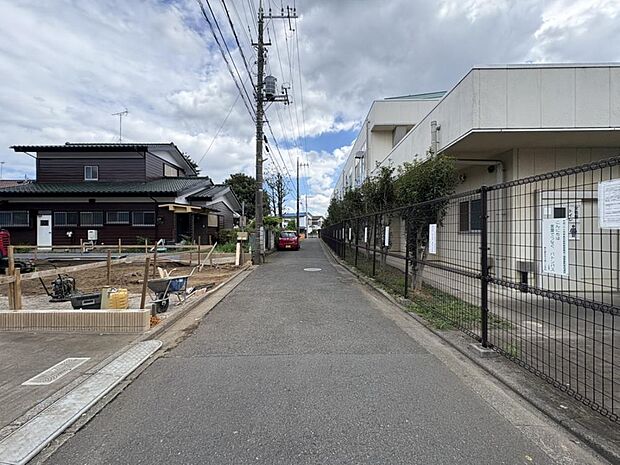 前面道路はアスファルト舗装されています。自転車の走行や、ベビーカーを押して外出する際も快適です。