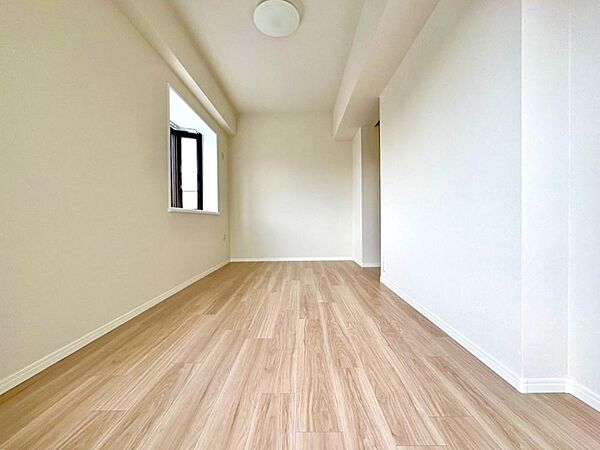 白いクロス貼りで明るく、シンプルな内装のため、お好みのインテリアでお部屋作りを楽しむことができます。