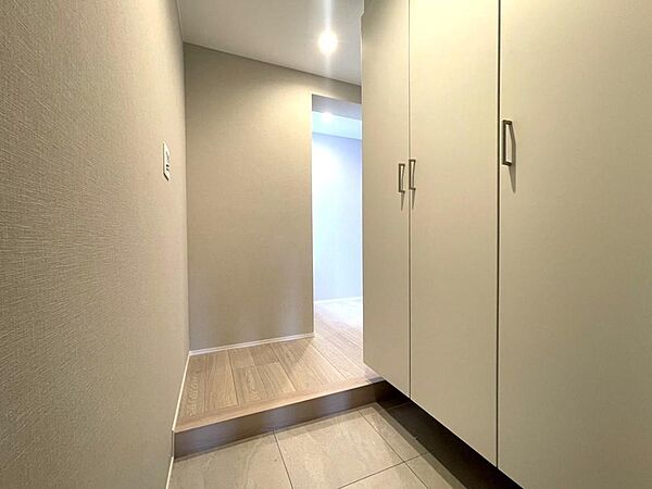 季節の花やアートで彩ることで、来訪者を気持ちよく迎えることができそうです。