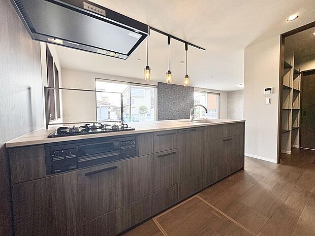 キッチンからはリビング全体を見渡せ、ご家族との会話を楽しみながら家事ができます。