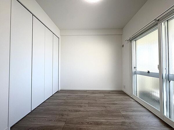 窓から自然光が差し込みます。プライベートな時間も心地よく過ごせそうです。