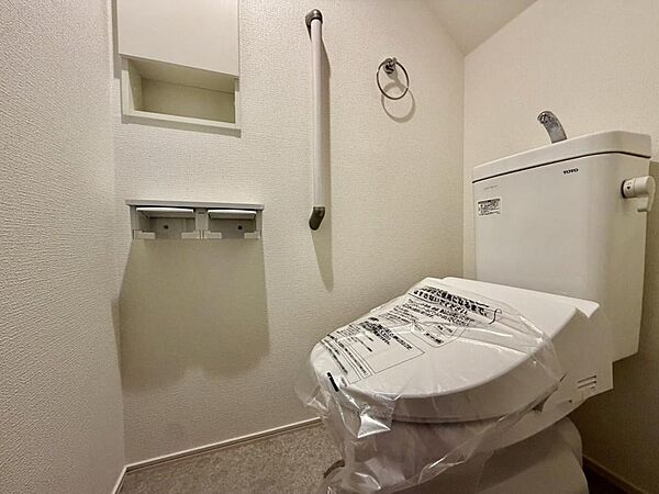 清潔感があるトイレです。仕様の詳細など、気になることはお気軽にお尋ねください。