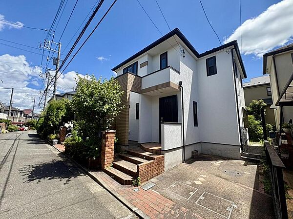 第一種低層住居専用地域内、落ち着いた住宅街の一画に位置しています。