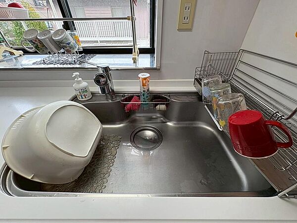 作業スペースやシンクが広く、食材や食器を並べても料理がしやすく助かります。