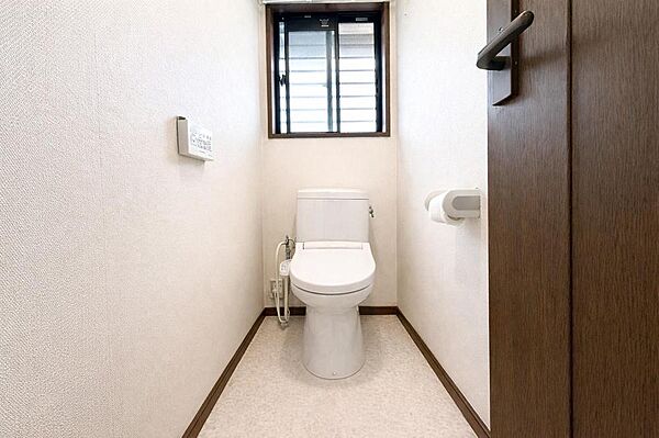 トイレは2か所に設置されており、来客時やご家族が揃う時もゆとりをもって利用できます。
