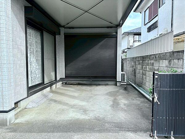 駐車場が設けられています。駐車可能な台数、サイズなどは現地にてご確認ください。
