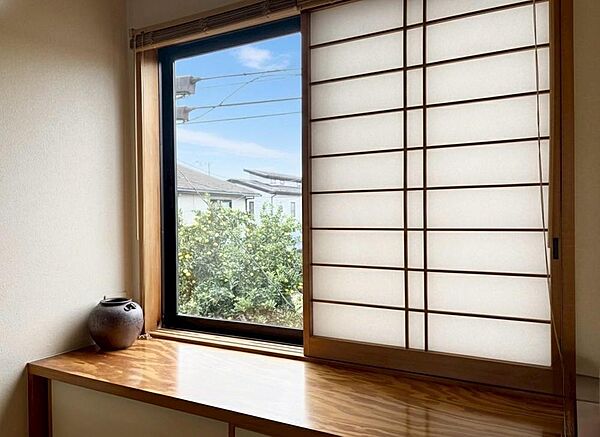 窓から自然光が差し込みます。プライベートな時間も心地よく過ごせそうです。