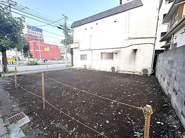 周囲は既に建物があり、日当たりや窓の位置を考慮したプランニングが可能です。